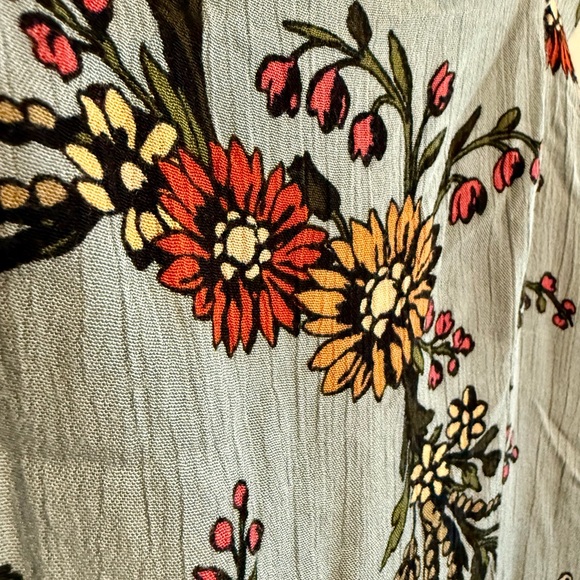 Urban Outfitters Kimchi Blue Floral Romper Women’s Beach Travel Vacation Light - Picture 6 of 7